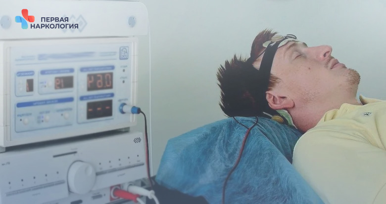 Мужчина лежит на кровати с подключенным аппаратом кодирования